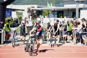 Mathias Nüesch (vorne) erreicht die Wechselzone nach der Radstrecke. (Bild: Lukas Würmli)