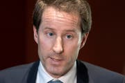 SVP-Fraktionschef Thomas Aeschi wusste nicht, dass die Nazis mit Ungeziefer-Sujets gegen Juden hetzten. (KEYSTONE/Peter Schneider)