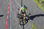 Ein Teilnehmer mit seinem Velo in der Wechselzone. (Bild: Christof Lampart)
