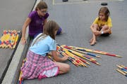 Auf der Axenstrasse, wo sonst täglich im Schnitt rund 16'000 Fahrzeuge Richtung Norden und Süden verkehren, spielten am 17. August 2019 beim Sisiger Strasenfest Kinder auf dem Asphalt Riesen-Mikado. (Bild: Bruno Arnold, Sisikon, 17. August 2019)