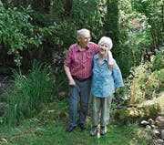 Uwe und Maria Pawlowski geniessen die Vielfalt ihres Naturgartens.Bild: Yvonne Aldrovandi-Schläpfer