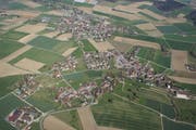 Die Ortsgemeinden Unterschlatt (oberer Bildrand) und Mett-Oberschlatt (unterer Bildrand) schlossen sich 1999 zur Politischen Gemeinde Schlatt zusammen. (Bild: PD)