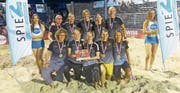 Die Beach Kings Emmen feiern ihre Silbermedaille.Bild: PD (Spiez, 17. August 2019)
