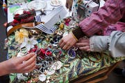 Stöbern, feilschen und kaufen: Am 14. September findet der 19. Winkler Flohmarkt neben dem Fussballstadion statt. (Symbolbild: Urs Jaudas - 30. April 2011)