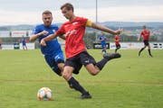 Perlens Innenverteidiger und Captain Kilian Wiederkehr (rechts) klärt gegen Ibachs Adilj Sejdiji. Bild: Boris Bürgisser (Buchrain, 17. August 2019)