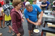 Die Besucher konnten am Strassenfest vom 17. August 2019 auch kulinarische Spezialitäten der Sisiger Gastronomie degustieren. (Bild: Bruno Arnold, Sisikon, 17. August 2019)