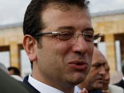 Istanbuls Bürgermeister Ekrem Imamoglu von der linksliberalen Partei CHP kritisierte, es sei inakzeptabel, demokratisch gewählte Bürgermeister abzusetzen und so den Willen des Volkes zu ignorieren. (Bild: KEYSTONE/AP/BURHAN OZBILICI)