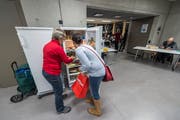Wer im K-Treff als Erster an die Reihe kommt, entscheidet das Los. Bild: Hanspeter Schiess (7. Dezember 2016)
