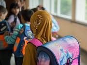Kopfbedeckungen werden in Gossauer Schulzimmern nur akzeptiert, wenn sie aus religiösen Gründen getragen werden. Bild: Wolfram Kastl/DPA