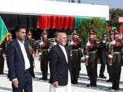 Der afghanische Präsident Ghani (Mitte) erklärte, das Ziel der Regierung sei es, Verstecke der Terrormiliz Islamischer Staat (IS) im Land zu vernichten. Die IS-Miliz hatte sich zu dem schweren Anschlag am Wochenende in Kabul bekannt. (Bild: KEYSTONE/EPA AFGHANISTAN PRESIDENTIAL PALA)