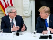 Tim Cook hat US-Präsident Donald Trump erklärt, dass sein Konzern aufgrund von Zöllen Nachteile gegenüber Samsung hat. Ob die Message angekommen ist? (Bild: KEYSTONE/EPA/MICHAEL REYNOLDS)