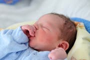 Wie soll das Neugeborene heissen? Die Ostschweizer haben ihre Vorlieben für Babynamen. (Bild: Ralph Ribi)
