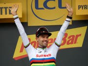 Tom Dumoulin jubelt Ende Juli 2018 vom Podest der Tour de France (Bild: KEYSTONE/AP/CHRISTOPHE ENA)