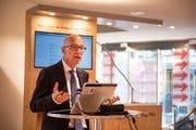 Stadtpräsident Thomas Scheitlin an der Präsentation des Smarthalle-Projekts.
