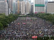 Mehr als eine Million Demonstranten sind in Hongkong erneut auf die Strasse gegangen. US-Präsident Donald Trump hat China davor gewarnt mit Gewalt gegen die Proteste vorzugehen. (Foto: Jerome Favre/EPA) (Bild: KEYSTONE/EPA/JEROME FAVRE)