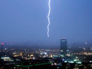 Blitze und Donner dürften in der Nacht auf Montag von vielen Menschen in der Schweiz wahrgenommen worden sein. (Bild: KEYSTONE/ENNIO LEANZA)