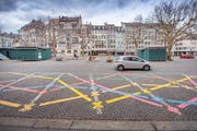 Der St.Galler Marktplatz ohne die Ende März aufgehobenen Parkplätze. Als provisorische Aufwertungsmassnahmen gab's Blumenkisten, eine originelle Sitzbank und farbige Spielmarkierungen. (Bild: Urs Bucher - 8. April 2019)