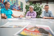 Pfarrer Gunnar Brendler, Pfarrer Damian Brot und Diakon Hanspeter Rissi stellen das theologische Leitbild der Evangelischen Kirchgemeinde Kreuzlingen vor. (Bild: Andrea Stalder)