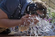 Auch am Esaf-Wochenende in Zug dürften die Schwinger - im Bild Matthias Glarner am Oberlaendischen Schwingfest - Abkühlung nötig haben. (Bild: Marcel Bieri/Keystone (Interlaken, 14. Juli 2019))