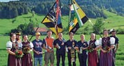 Marlies Roth und Sandra Egli, Ehrendamen; Bernard Duplin, bester Jungschütze; Michael Schafflützel und Walter Lusti, Schützenkönige 300m; Andreas Schweizer, Schützenkönig Pistole; Sonja van Winden, beste Dame; Sandra Geisser und Martina Bösch, Ehrendamen (vorne von links); Fähnriche Sepp Geisser, MSV Speer Laad-Nesslau und Walter Scherrer, SG Nessau (hinten von links). (Bild: Peter Jenni)