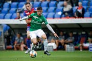 Perle aus dem Toggenburg: Der 17-jährige Leonidas Stergiou gegen Basels Kevin Bua. (Bild: Marc Schumacher/Freshfocus)