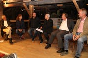 Das Podium von 2018, von links: Stefan Kreier (Künstlergruppe Ohm 41), Florence Leonetti (Leiterin Tonhalle Wil), Mike Sarbach (Gare de Lion und Kulturverein SoundSofa), Hans Suter (Moderation), Ruedi Schär (Ortbürgerrat und Mitglied der Kulturkommission Wil), Walter Dönni (Präsident Bühne 70).Bild: PD