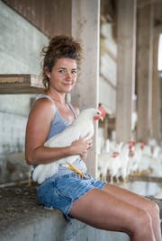Andrea Brühlmann aus Winden liess sich für den Bauern-kalender 2018 ablichten. (Bild: Andrea Stalder)