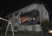 Die Feuerwehrleute gelangen zum Brand auf dem Balkon dieses Mehrfamilienhauses. (Bild: Nidwaldner Polizei)