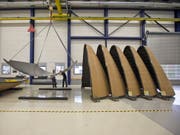 Mitarbeiter der Oerlikon Space AG in Zürich kontrollieren Nutzlastverkleidungen für Ariane 5 Trägerraketen. Solche werden nächsten Dienstag zusammen mit anderen Komponenten mit dem Satelliten EDRS-C in den Orbit reisen. (Bild: Keystone/GAETAN BALLY)