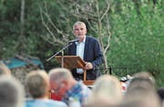 Kantonsrat Andreas Widmer aus Mosnang machte sich im Steinwäldli ob Mogelsberg Gedanken zur Schweiz. Bild: Michael Hug