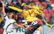 Lugano-Goalie Noam Baumann setzt seine Körpergrösse von 1,94 Metern resolut ein. Bild: Jean-Christophe Bott/Keystone (Neuenburg, 22. Mai 2019)
