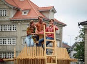 In Trogen geht es auch mal hoch hinauf: Schauspielerin Rachel Braunschweig, Regisseur Hans-Christian Hasselmann (Mitte) und Schauspieler Manuel Löwensberg proben einen Dialog auf dem Landsgemeindeplatz. (Bild: Adriana Ortiz Cardozo)