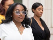 Zwei seiner mutmasslichen Opfer: Azriel Clary (links) und Joycelyn Savage beim Verlassen des Gerichts in New York. Sie lebten in Chicago mit R. Kelly zusammen. (Bild: KEYSTONE/AP/MARK LENNIHAN)