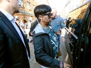 Zum Prozess angereist: Renee Black, die Mutter von Asap Rocky, verlässt das Bezirksgericht in Stockholm. (Bild: KEYSTONE/EPA TT NEWS AGENCY/FREDRIK PERSSON/TT)