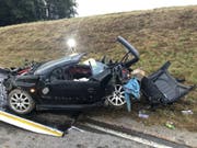 So präsentierte sich das väterliche Auto nach dem Unfall. (Bild: FREIBURGER KANTONSPOLIZEI)