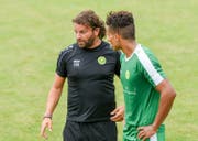 Trainer Heris Stefanachi spricht mit dem Neuzugang Atila Araujo Prado. (Bild: Felix Mätzler)