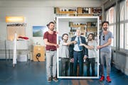 «Der schnelle Blick lässt unsere Arbeit missverstehen»: Frank und Patrik Riklin in ihrem Atelier in St. Gallen (mit Insektizid-Unternehmer Hans-Dietrich Reckhaus). (Bild: Ralph Ribi)