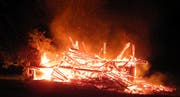 Der Stall im Gebiet Ruostel steht in Vollbrand. (Bild: Kapo Schwyz, Feusisberg, 1. August 2019)