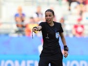 Auf die Französin Stéphanie Frappart wartet eine besondere Aufgabe (Bild: KEYSTONE/EPA/TOLGA BOZOGLU)