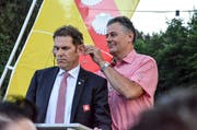 Regierungspräsident Jakob Stark und Grossratspräsident Kurt Baumann beim Mikrofon-Tausch am Rednerpult. (Bild: Christoph Heer)
