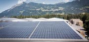 Eine Solaranlage im Dorf Weite in der Region Werdenberg: Was auf Industriedächern erwünscht ist, stösst im geschützten Dorfkern auf Ablehnung. Bild: Ralph Ribi