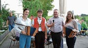 Festredner Kilian Looser (mit Mikrofon) und Verkehrsvereinspräsident Matthias Tanner flankiert von den Musikerinnen Vanessa Wittenwiler (links) und Seraina Anderegg.Bild: Peter Jenni
