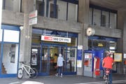Beim linken Eingang zum Schalterraum wird ein Bäckerei-Take-Away entstehen, es bleiben aber auch nach dem Umbau drei Billettschalter erhalten. (Bilder: Thomas Schwizer)