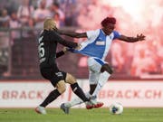 Marco Schneuwly (links) und Allen Njie beharken sich vor 7650 Zuschauern im Aarauer Brügglifeld (Bild: KEYSTONE/ENNIO LEANZA)