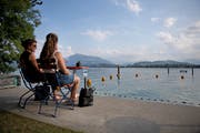 Mit einem Aperol Spritz und Blick auf die Rigi-Pyramide lässt es sich gut leben.