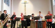 Fabio Signer, Thomas und Ernst Gmünder, Ruth Felix, Julian Lehmann, Karl Svec sowie im Hintergrund Thomas Haubrich und Lukas Rechsteiner spielten lustvoll durch die Musikliteratur. Bild: Barbara Hettich