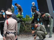 Spurensuche nach den Explosionen in Bangkok. (Bild: KEYSTONE/EPA/RUNGROJ YONGRIT)