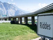 Nur eine von mehreren Brücken im Wallis, die in schlechtem Zustand sind: das Viadukt in Riddes. (Bild: KEYSTONE/LAURENT GILLIERON)