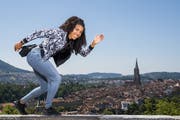 Mujinga Kambundji vor ihrem Heim-Wettkampf in Bern. (KEYSTONE/Jean-Christophe Bott)