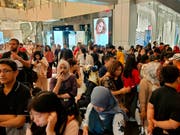 Ins Freie gerannt: Menschen stehen ausserhalb einer Shopping Mall in Jakarta. (Bild: KEYSTONE/AP/DITA ALANGKARA)